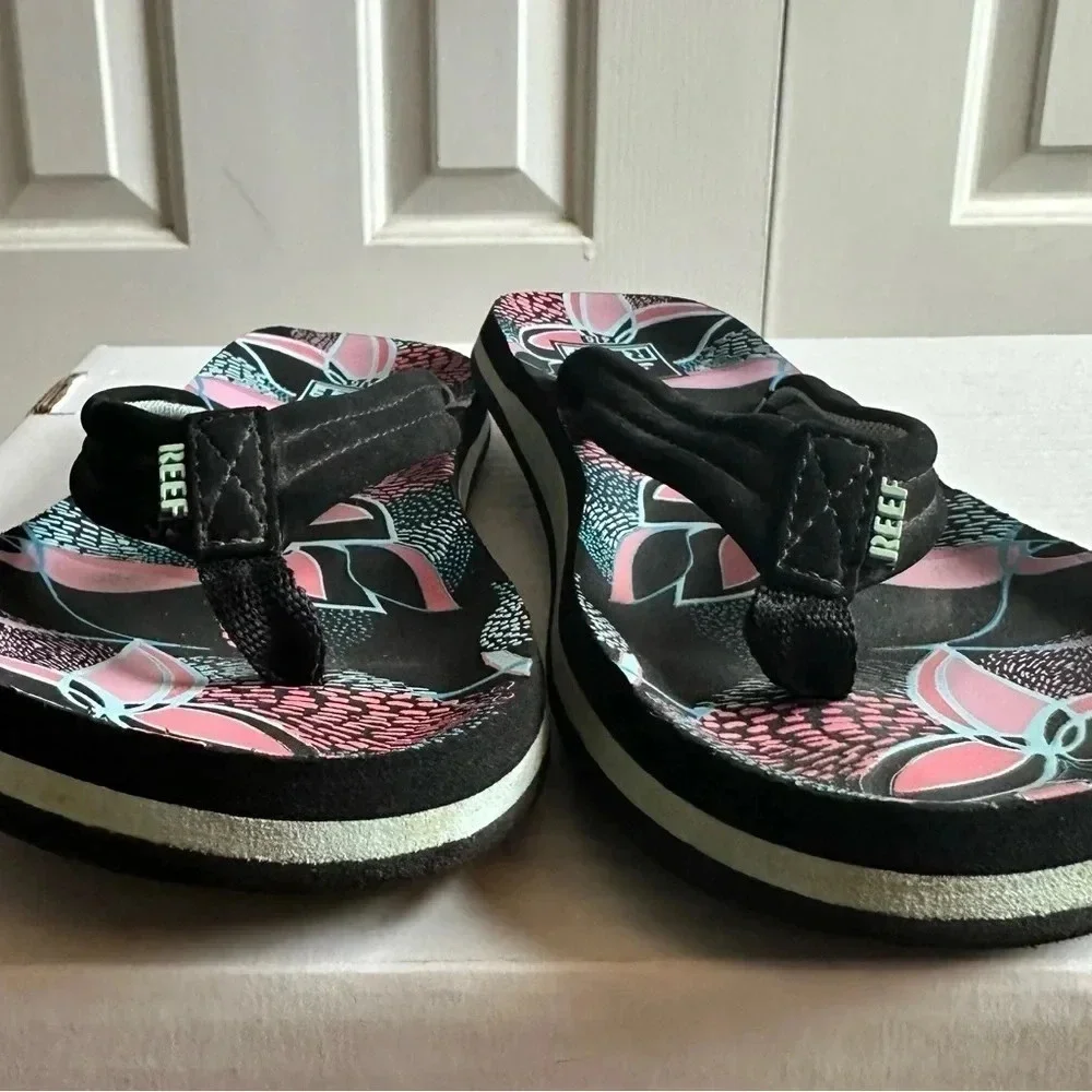 Girls Reef flip flops Size 4/5